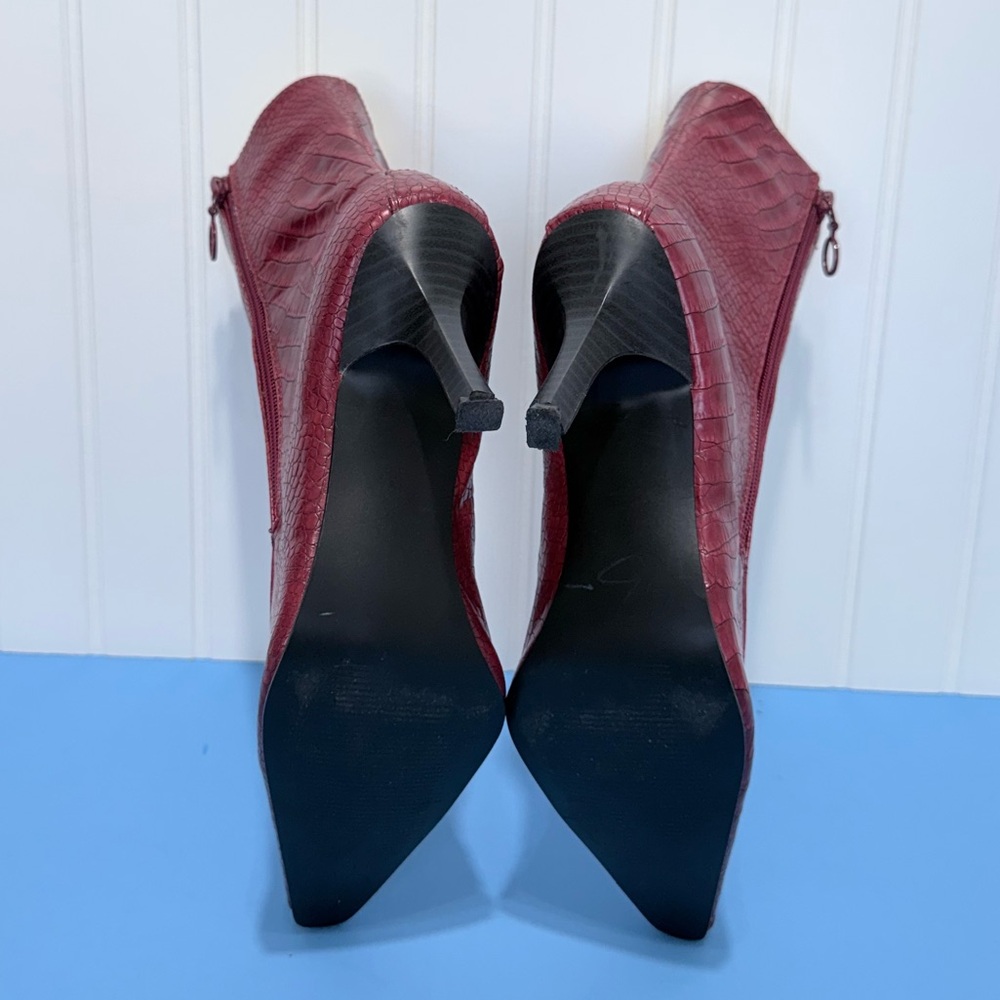 COVERGIRL Red Crocodile-Patterned Heeled bootie Size 6.5 - Picture 15 of 17